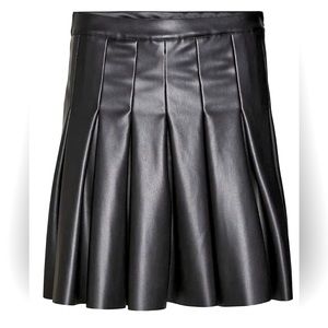 Vegan leather NWT Blk  pleated mini skirt Noisy May